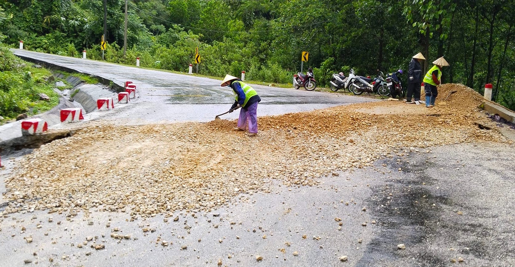 Hiện trường sụt lún tại Quốc lộ 16, các phương tiện bị cấm lưu thông- Ảnh 5.