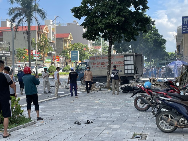 Camera ghi lại khoảnh khắc vụ nổ kinh hoàng tại Vĩnh Phúc: Mọi thứ bị thổi bay trong chớp mắt, nhiều người hoảng loạn thoát thân- Ảnh 2.