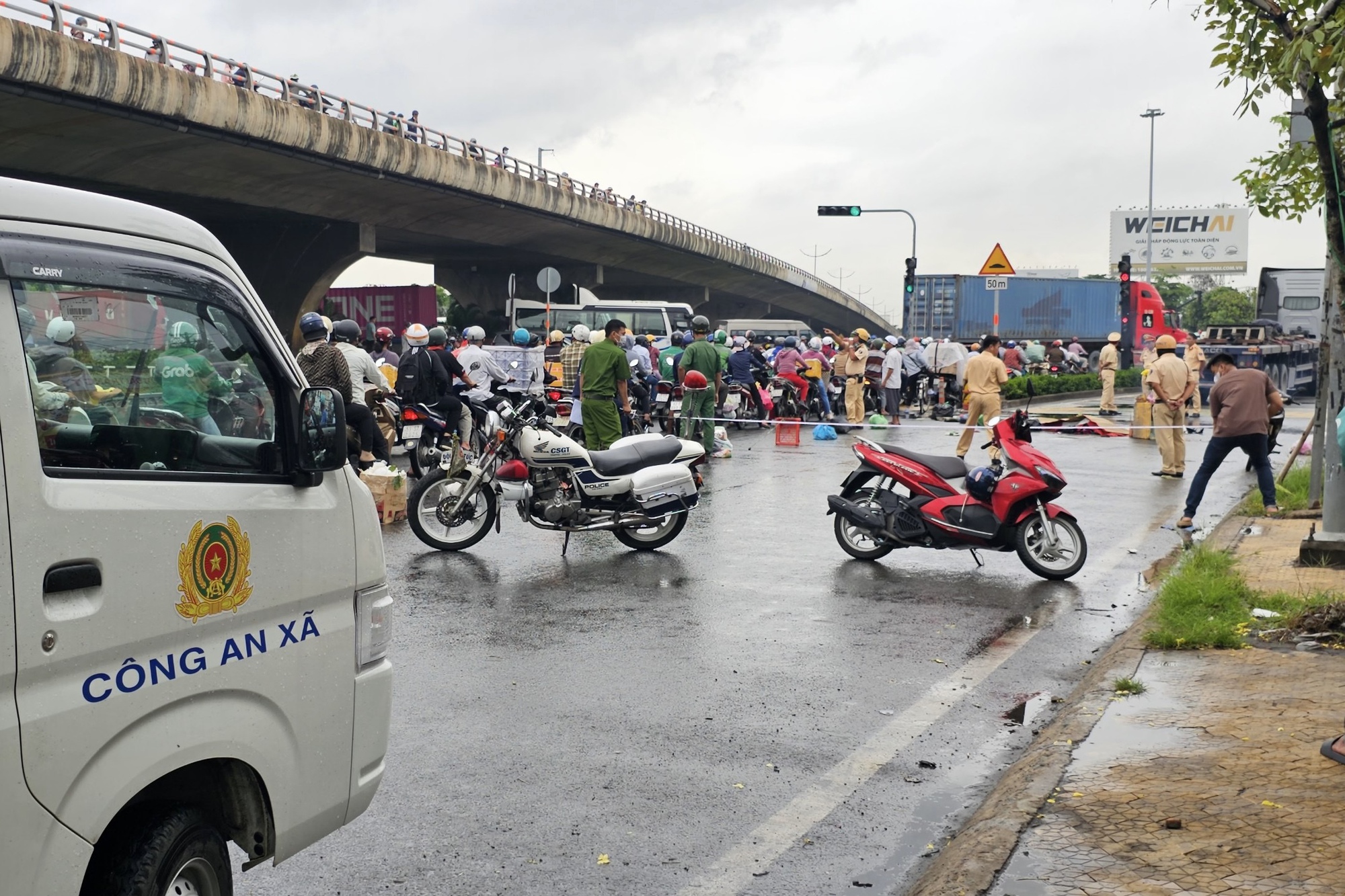 Tai nạn nghiêm trọng giữa trời mưa ở huyện Bình Chánh- Ảnh 1.