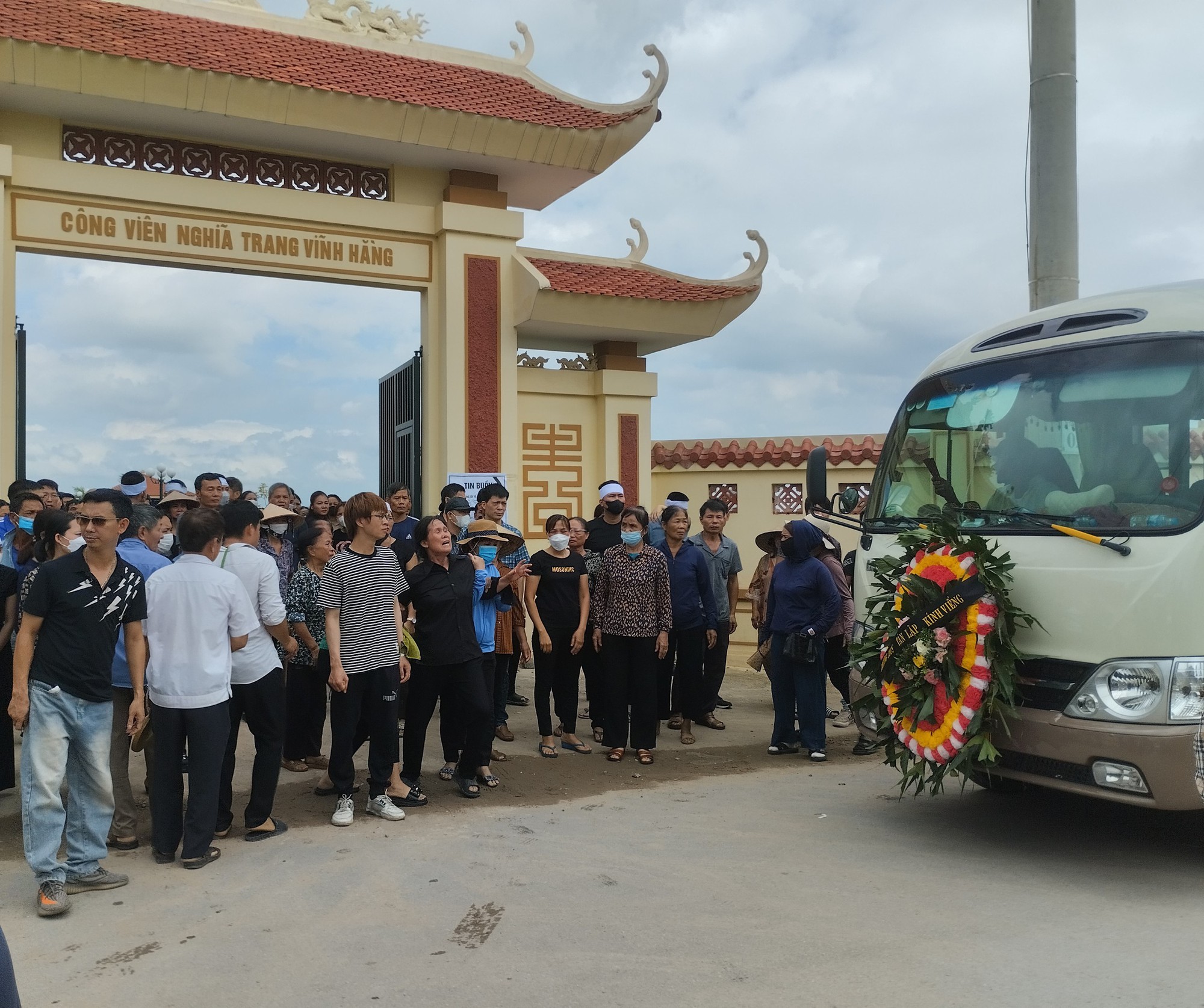 Người thân, bạn bè khóc nghẹn trong tang lễ 4 mẹ con tử vong sau tai nạn liên hoàn ở Hà Nội- Ảnh 5.