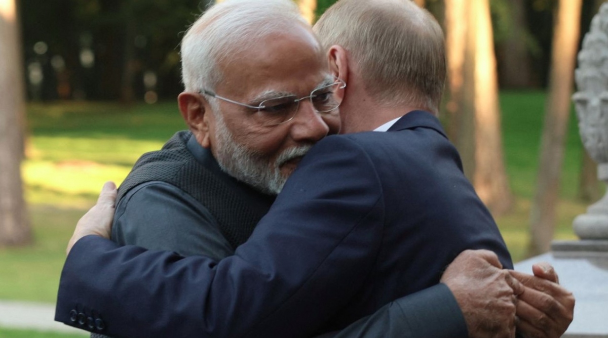 Cái ôm nồng ấm của ông Modi với Tổng thống Putin và ván cược của Ấn Độ- Ảnh 1.