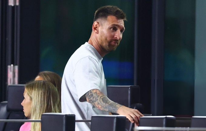 Xót xa: Messi đi không vững sau Copa America 2024, vẫn nén đau cùng vợ con đến sân cổ vũ cho đội nhà- Ảnh 2.