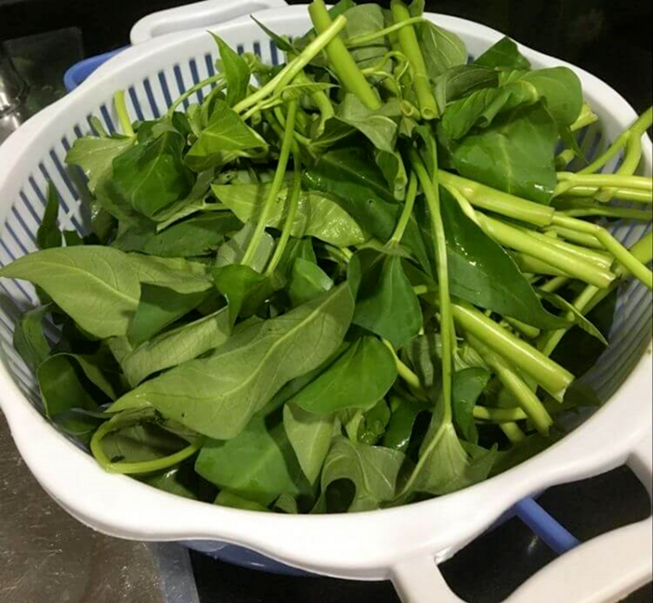 Cách luộc rau muống xanh giòn đơn giản