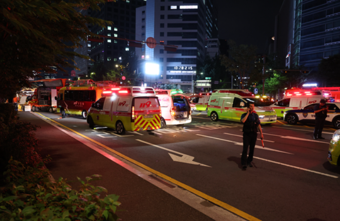 Ô tô lao vào đám đông gần Ga Tòa thị chính Seoul khiến 9 người tử vong- Ảnh 1.