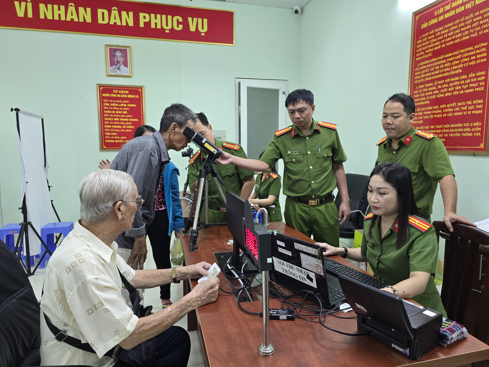 Làm thẻ căn cước từ 1-7: Thu thập mống mắt thế nào, có bị đau?- Ảnh 2.