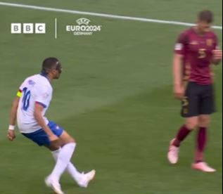 Mbappe bị chê đáng xấu hổ vì hành vi phản cảm với sao tuyển Bỉ- Ảnh 1.