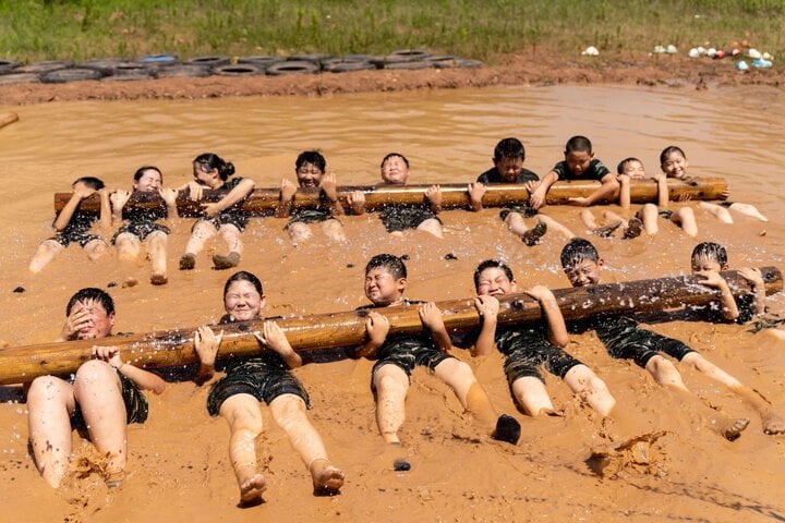 'Huấn luyện ma quỷ' ở trại hè kiểu quân đội khiến dân mạng Trung Quốc sợ hãi- Ảnh 3.
