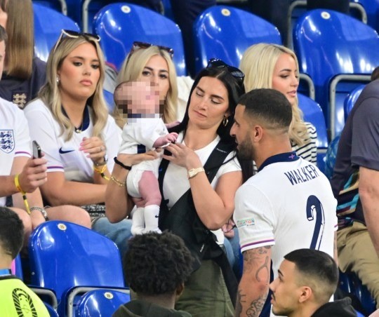 Căng thẳng trên khán đài vụ cầu thủ tuyển Anh ngoại tình, có con riêng- Ảnh 4.
