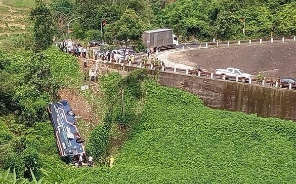 Vụ tai nạn xe chở đoàn 45 khách đi du lịch: Xe lao xuống vực rất nhanh, mọi người hoảng loạn, la hét- Ảnh 2.