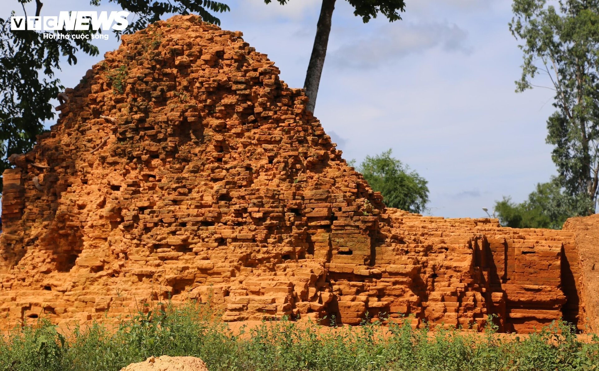 Hình hài tháp Chăm nghìn tuổi phát lộ sau cuộc khai quật khảo cổ ở Huế- Ảnh 4.