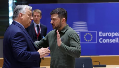 Thủ tướng Hungary Viktor Orban (trái) và Tổng thống Ukraine Volodymyr Zelenskiy tham dự hội nghị thượng đỉnh các nhà lãnh đạo Liên minh châu Âu tại Brussels, Bỉ. Ảnh: Reuters