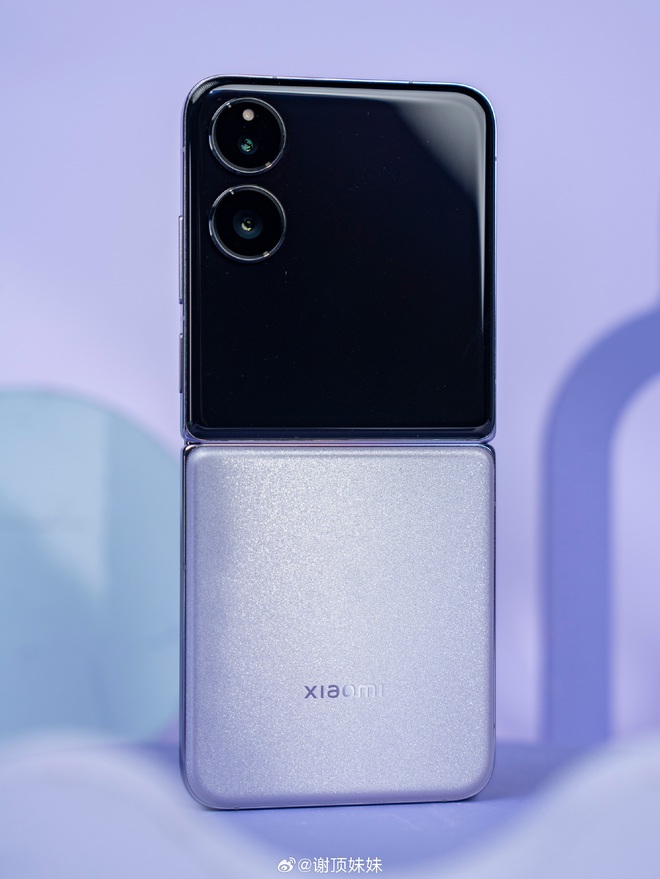 Cận cảnh Xiaomi MIX Flip: Thiết kế cực đẹp, màn hình phụ xịn nhất thế giới, pin cũng lớn nhất, giá rẻ hơn Galaxy Z Flip6- Ảnh 9.