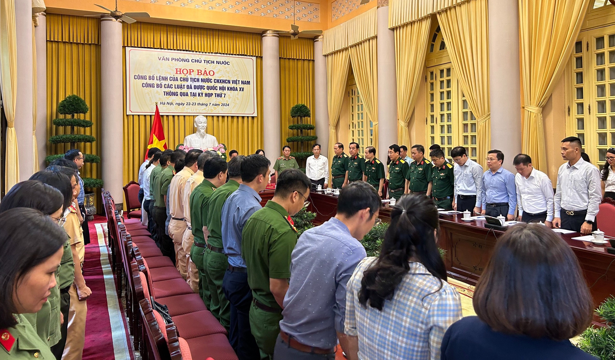 Họp báo ở Văn phòng Chủ tịch nước: Các đại biểu mặc niệm tưởng nhớ Tổng Bí thư Nguyễn Phú Trọng- Ảnh 1.