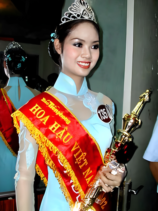 Hoa hậu đầu tiên thi Miss World: Du học ở Anh, kết hôn với mối tình đầu và nhan sắc hiện tại gây bất ngờ- Ảnh 1.