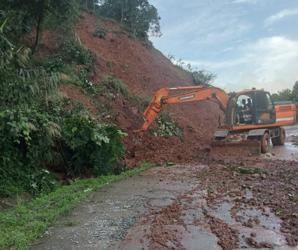 Bão số 2 đổ bộ Quảng Ninh: Hàng loạt cây xanh bị quật đổ, nhà dân sạt lở, ngập lụt- Ảnh 5.