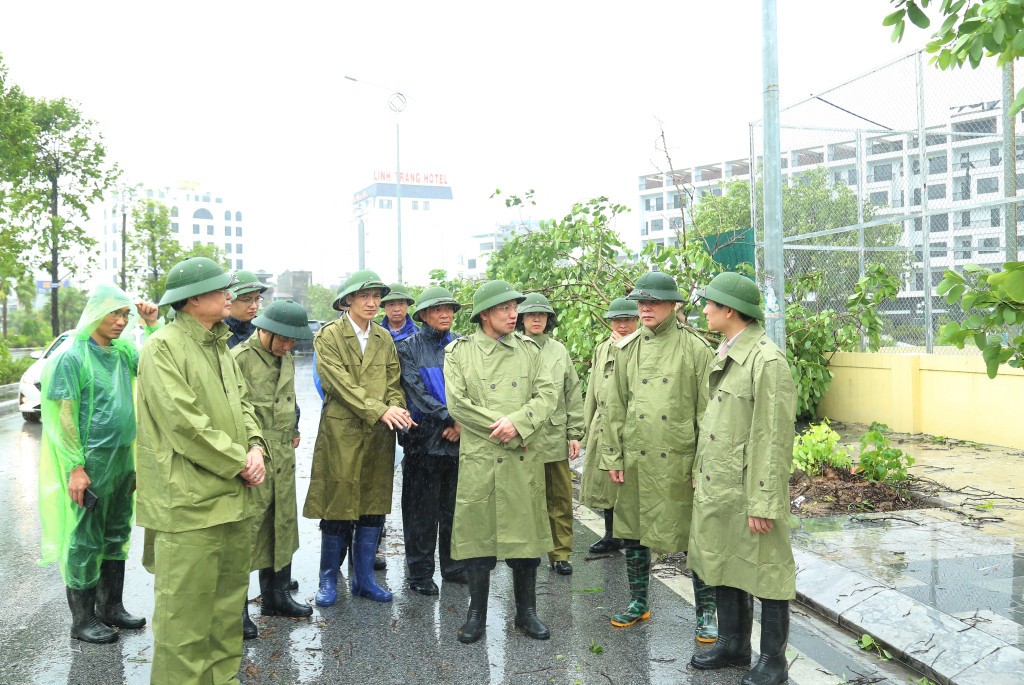 Bão số 2 đổ bộ Quảng Ninh: Hàng loạt cây xanh bị quật đổ, nhà dân sạt lở, ngập lụt- Ảnh 4.