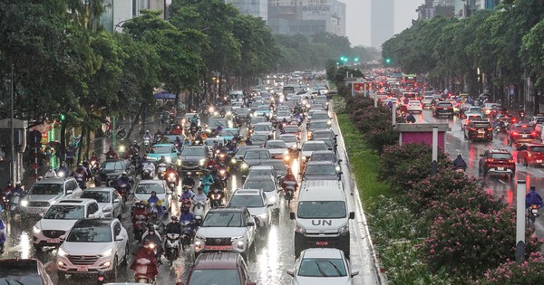 Mưa lớn do ảnh hưởng bão số 2: Giao thông Hà Nội tê liệt, ùn tắc kéo dài