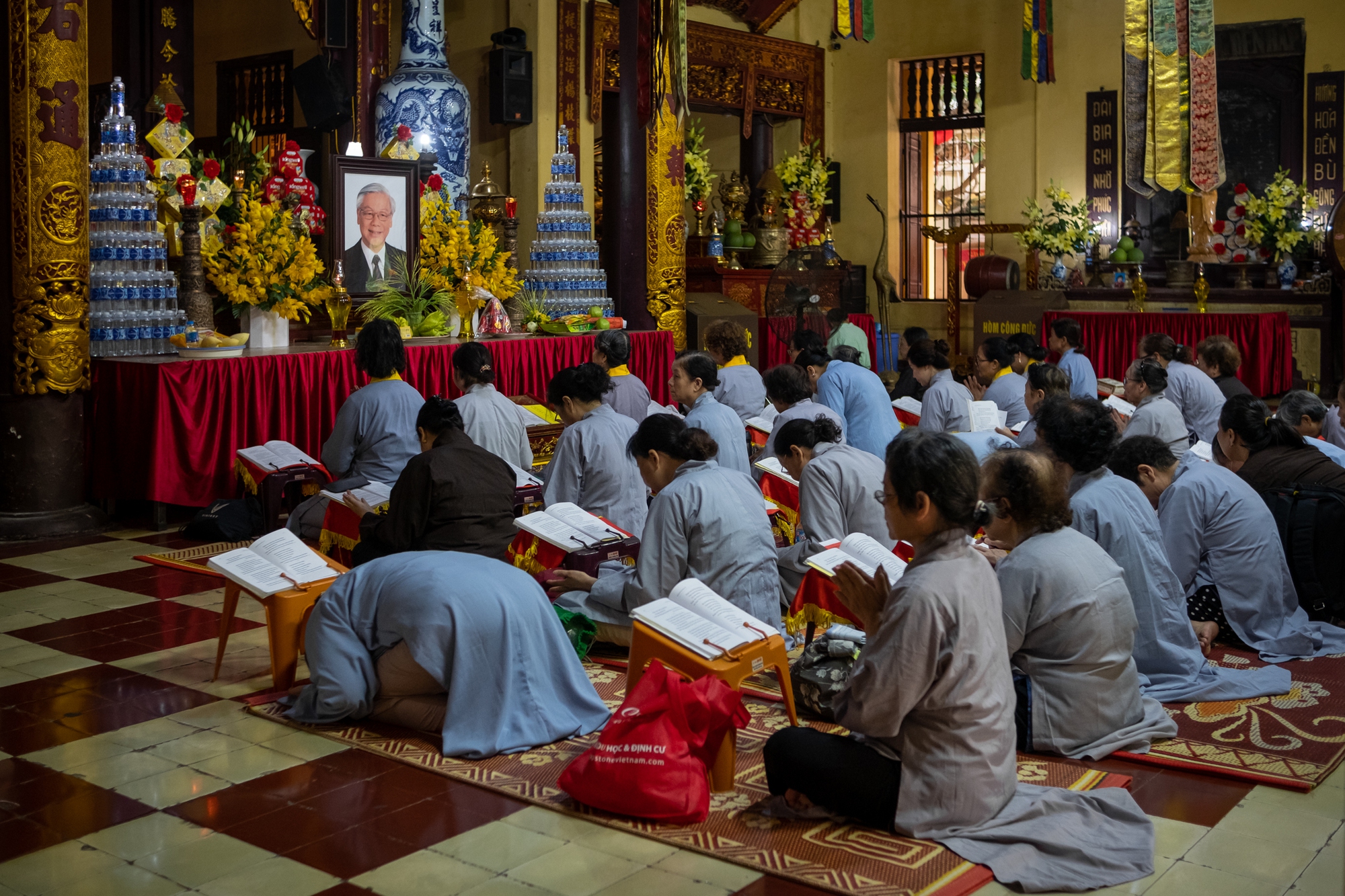 Người dân Hà Nội đến chùa cầu siêu, tưởng nhớ Tổng Bí thư Nguyễn Phú Trọng: "Tôi cảm thấy như mất mát người thân"- Ảnh 1.