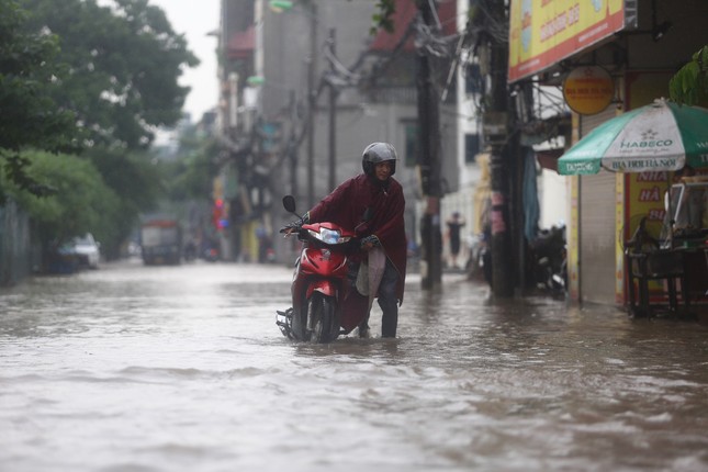 Bão suy yếu thành áp thấp nhiệt đới, mưa rất lớn kéo dài- Ảnh 1.