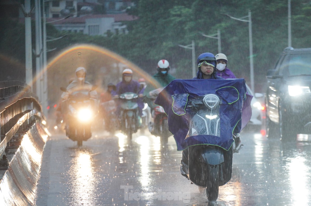 Mưa lớn do ảnh hưởng bão số 2: Giao thông Hà Nội tê liệt, ùn tắc kéo dài- Ảnh 14.