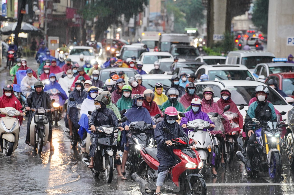 Mưa lớn do ảnh hưởng bão số 2: Giao thông Hà Nội tê liệt, ùn tắc kéo dài- Ảnh 2.