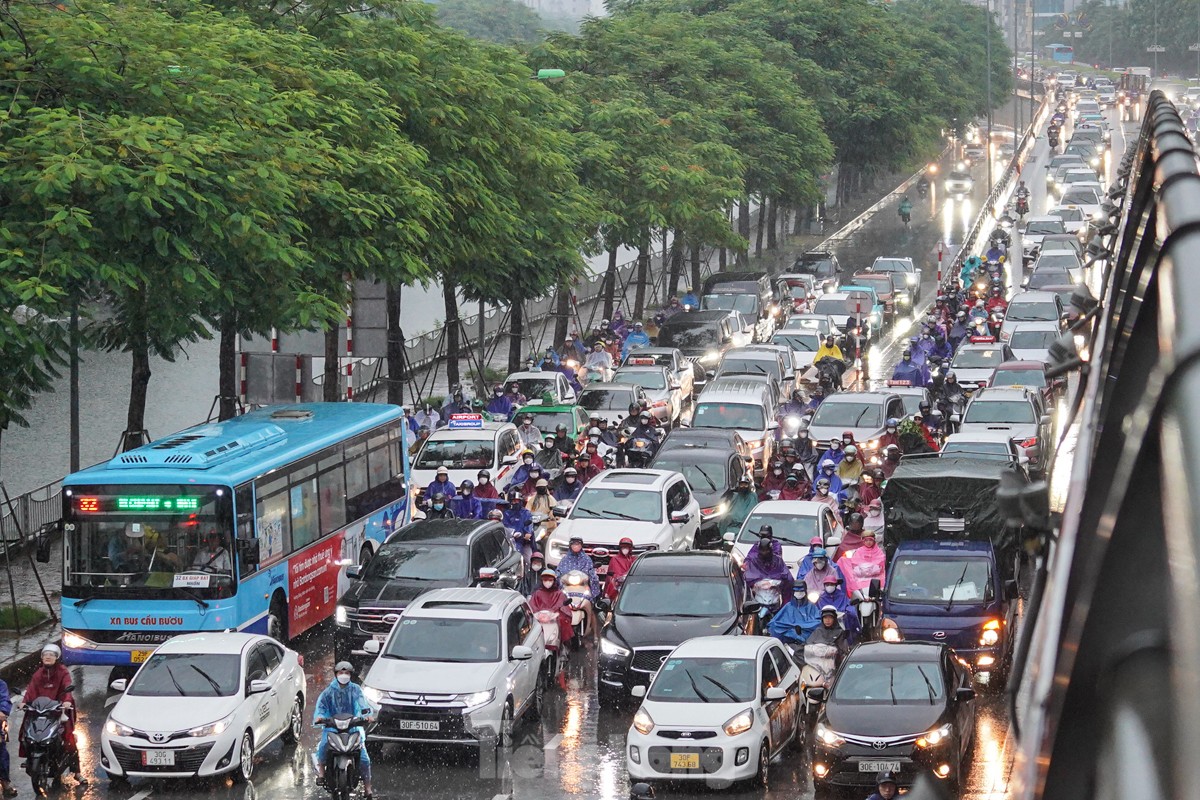 Mưa lớn do ảnh hưởng bão số 2: Giao thông Hà Nội tê liệt, ùn tắc kéo dài- Ảnh 13.