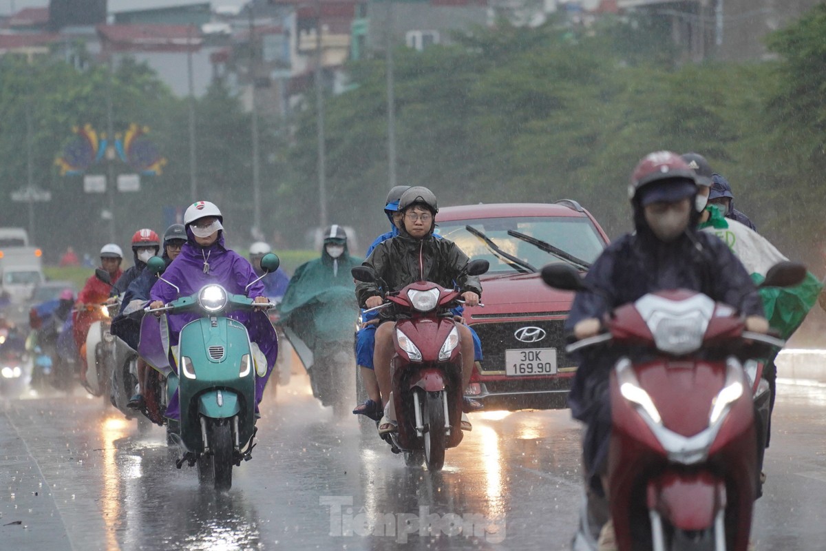 Mưa lớn do ảnh hưởng bão số 2: Giao thông Hà Nội tê liệt, ùn tắc kéo dài- Ảnh 1.