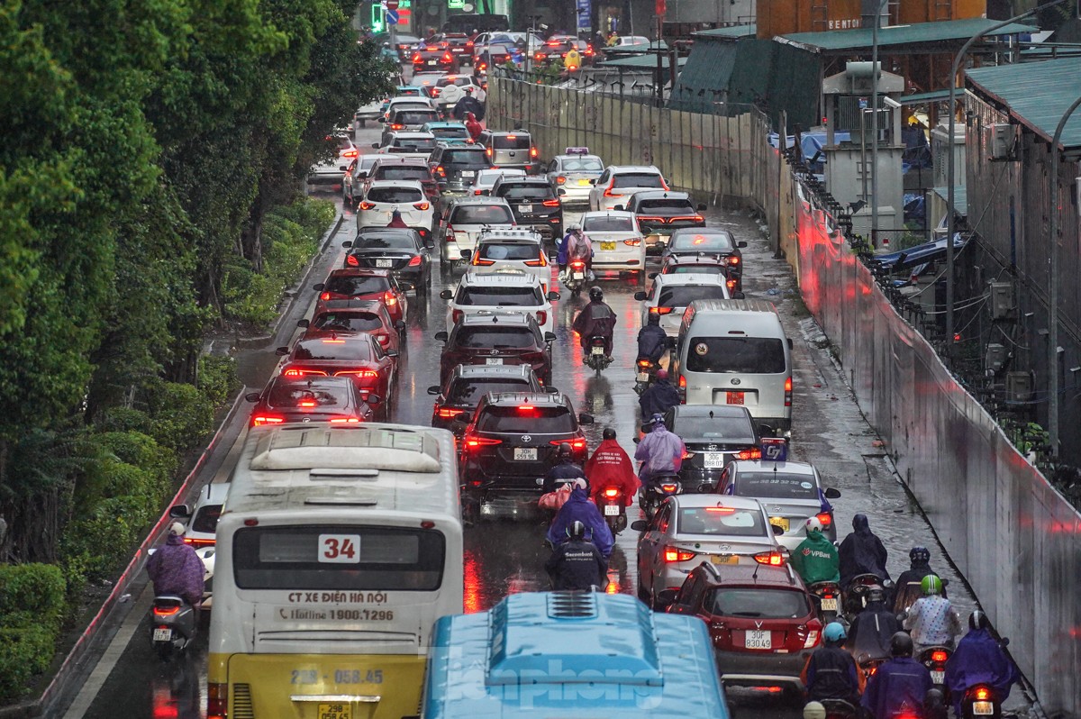 Mưa lớn do ảnh hưởng bão số 2: Giao thông Hà Nội tê liệt, ùn tắc kéo dài- Ảnh 11.