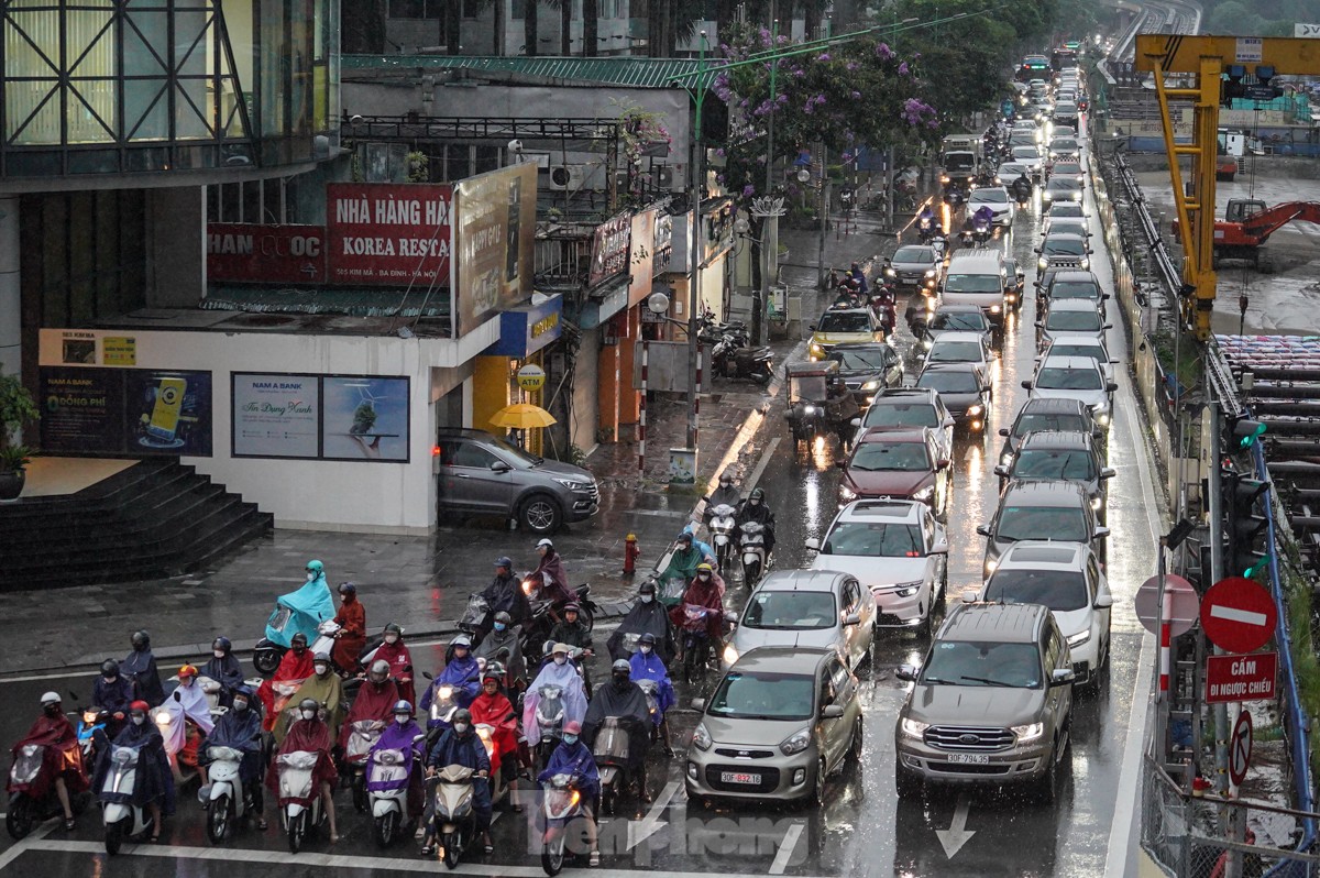 Mưa lớn do ảnh hưởng bão số 2: Giao thông Hà Nội tê liệt, ùn tắc kéo dài- Ảnh 10.