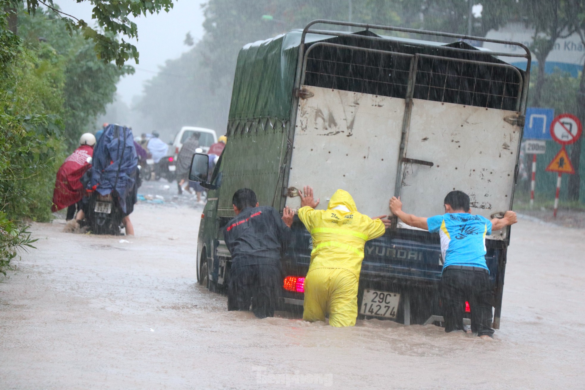 Đại lộ Thăng Long ngập như sông, đoàn xe ùn tắc cả km- Ảnh 12.