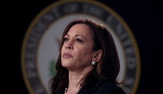 Thế mạnh giúp bà Kamala Harris trở thành đối thủ nặng ký của ông Trump- Ảnh 2.