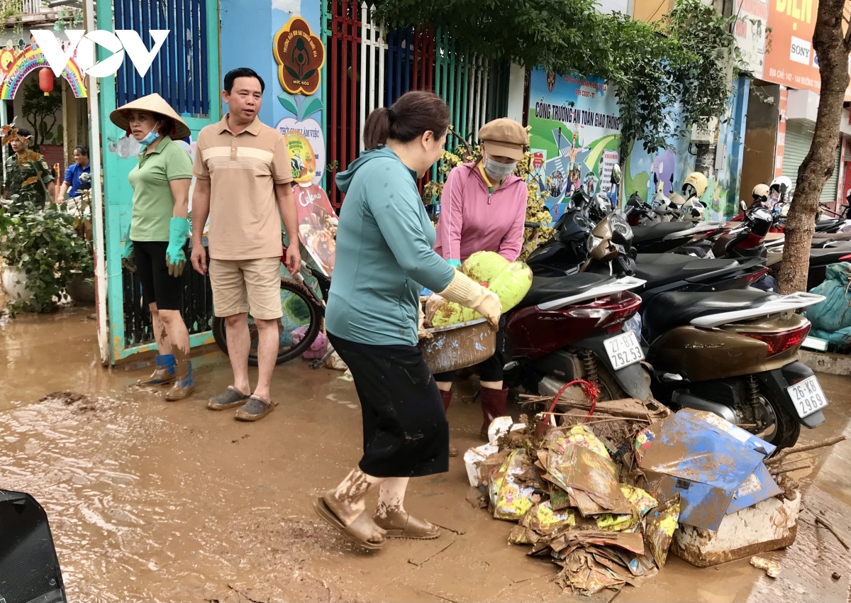 Trời tạnh, nước rút, người dân Sơn La khẩn trương dọn dẹp bùn đất sau lũ- Ảnh 9.