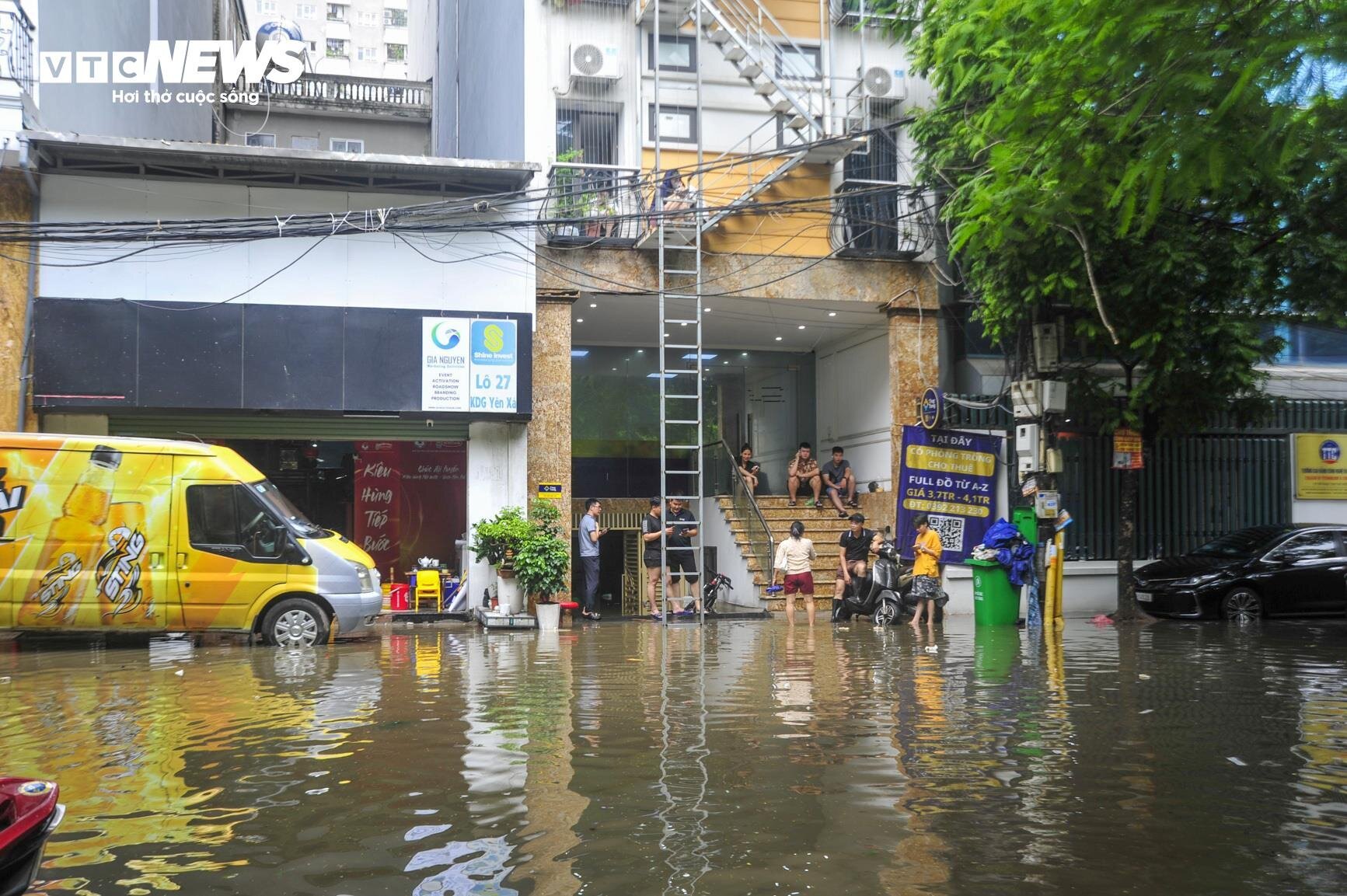 60 xe máy chìm nghỉm trong hầm chung cư mini, dân leo thang thoát hiểm vào nhà- Ảnh 2.