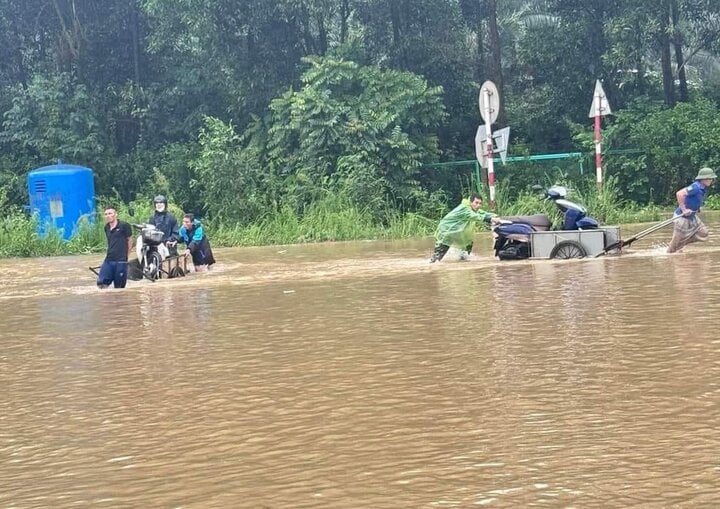 Đường phố Hà Nội ngập trong biển nước, dịch vụ cứu hộ xe 'cháy hàng'- Ảnh 6.