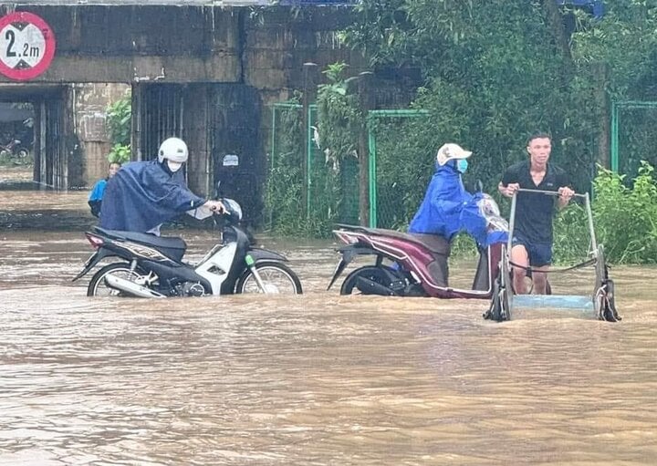 Đường phố Hà Nội ngập trong biển nước, dịch vụ cứu hộ xe 'cháy hàng'- Ảnh 5.