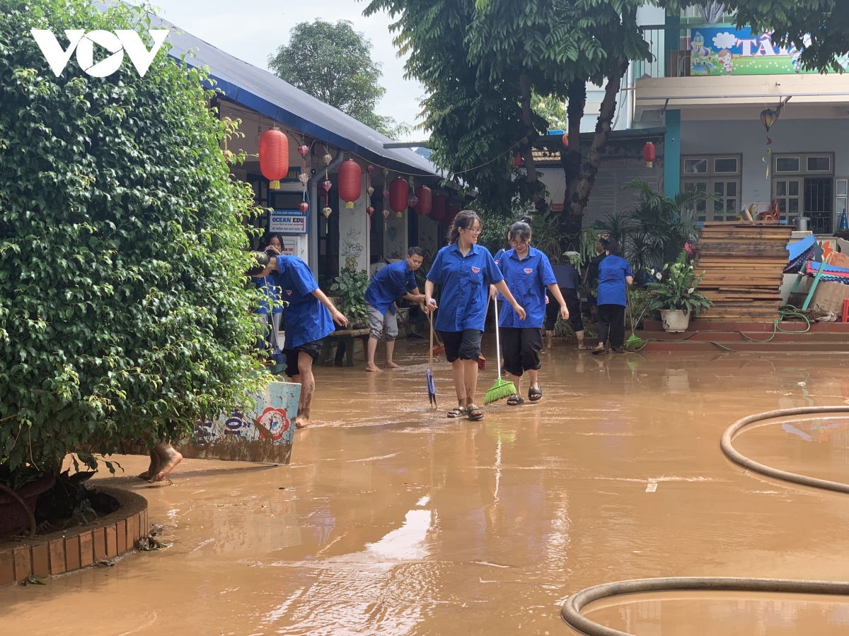 Trời tạnh, nước rút, người dân Sơn La khẩn trương dọn dẹp bùn đất sau lũ- Ảnh 11.