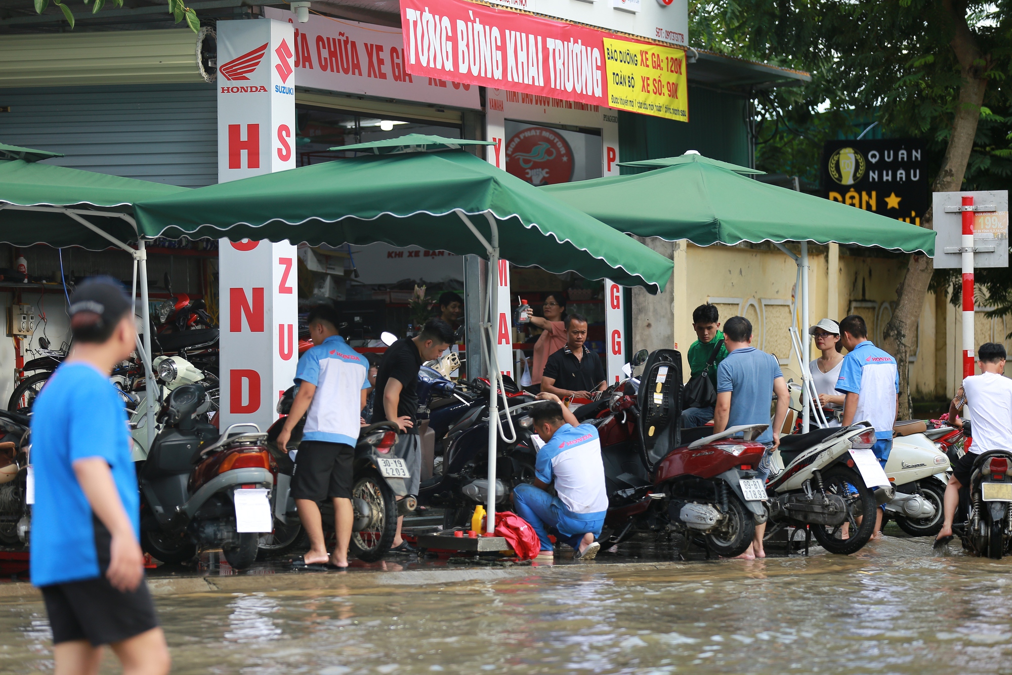 Hà Nội: Kiếm tiền triệu nhờ dịch vụ đặc biệt trong mùa nước lụt- Ảnh 10.