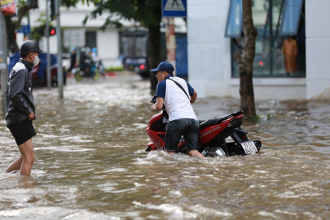 Hà Nội: Kiếm tiền triệu nhờ dịch vụ đặc biệt trong mùa nước lụt- Ảnh 8.