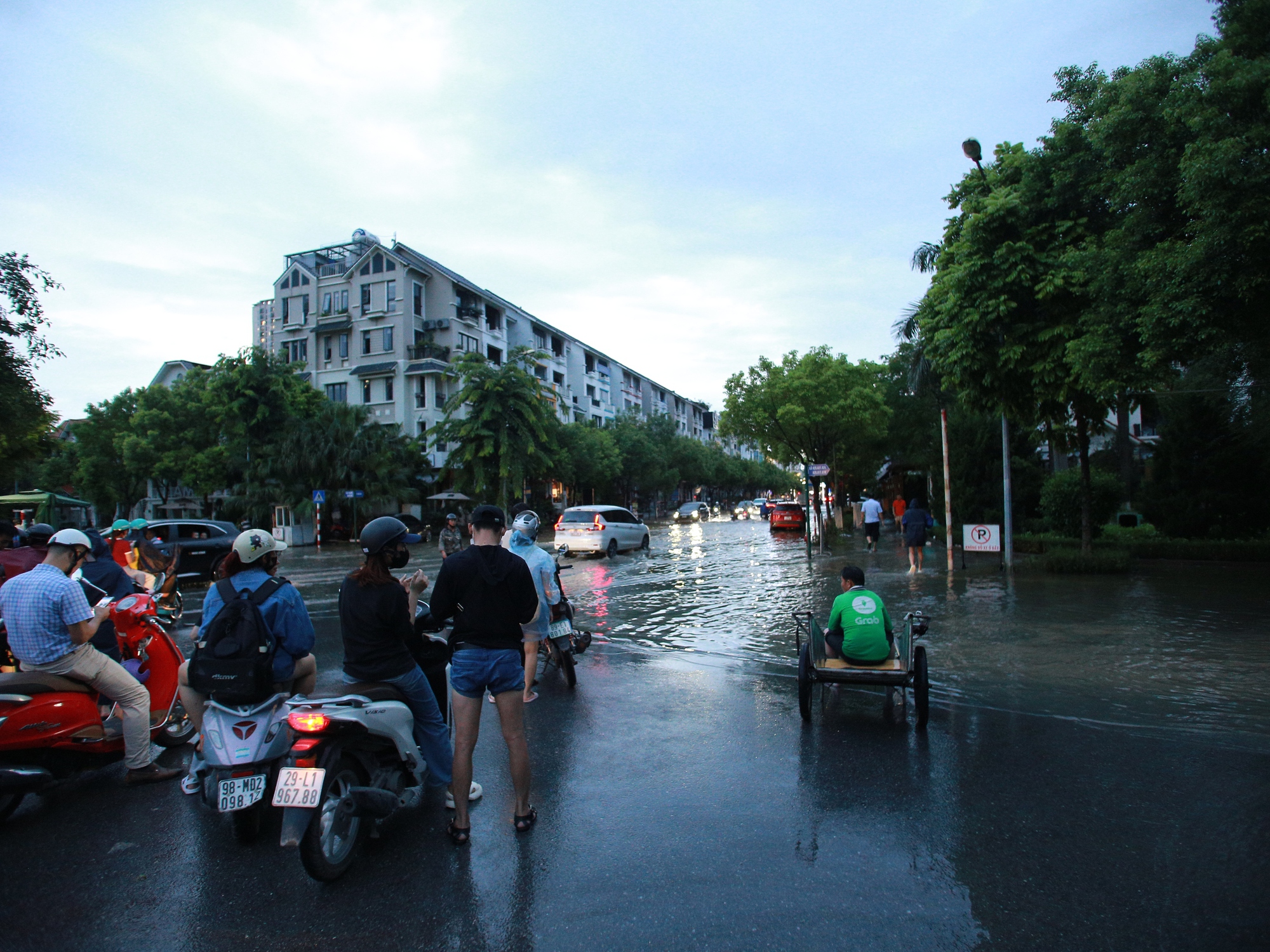 Hà Nội: Kiếm tiền triệu nhờ dịch vụ đặc biệt trong mùa nước lụt- Ảnh 13.