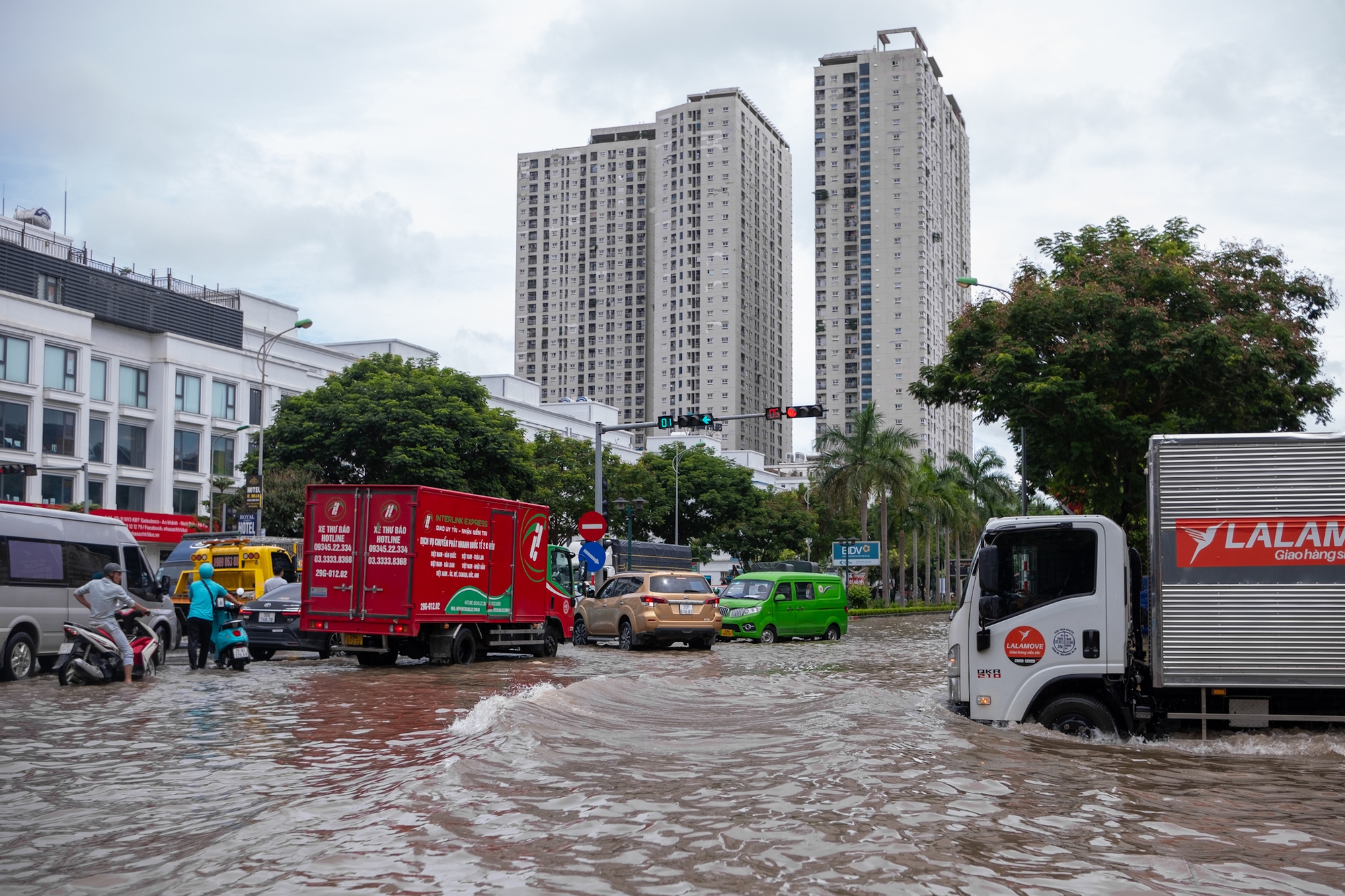 Toàn cảnh Hà Nội ngập kinh hoàng sau trận mưa lớn: Nhiều tuyến phố thành sông, người dân mang thuyền phao ra chèo, xe chết máy la liệt- Ảnh 5.