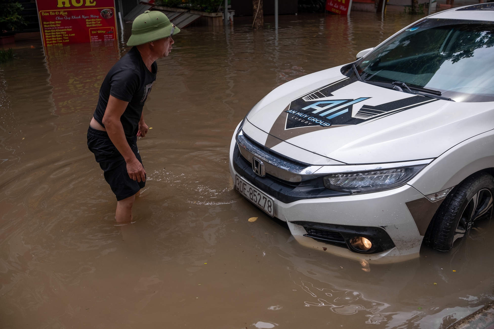 Toàn cảnh Hà Nội ngập kinh hoàng sau trận mưa lớn: Nhiều tuyến phố thành sông, người dân mang thuyền phao ra chèo, xe chết máy la liệt- Ảnh 13.