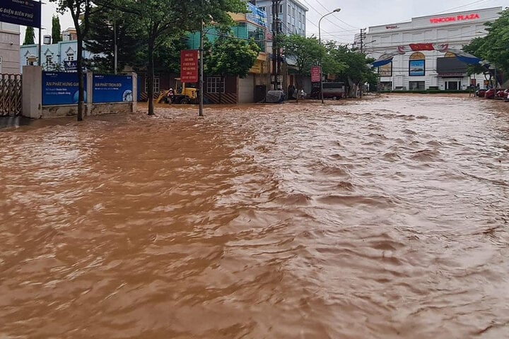 Lũ cuồn cuộn đổ về, người Sơn La thâu đêm chạy lụt- Ảnh 1.