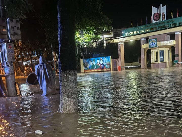 Lũ cuồn cuộn đổ về, người Sơn La thâu đêm chạy lụt- Ảnh 5.