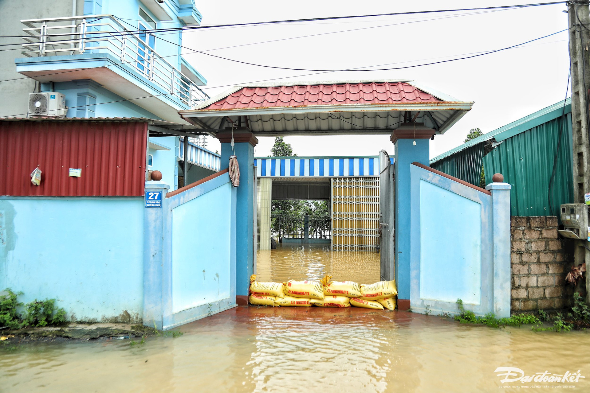 Nhiều nhà dân ngoại thành Hà Nội chìm trong 'biển nước'
- Ảnh 18.