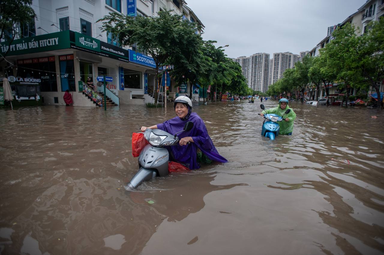 Toàn cảnh Hà Nội ngập kinh hoàng sau trận mưa lớn: Nhiều tuyến phố thành sông, người dân mang thuyền phao ra chèo, xe chết máy la liệt- Ảnh 4.