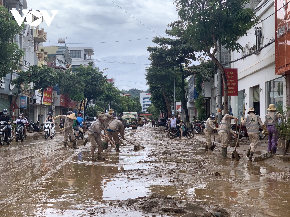 Trời tạnh, nước rút, người dân Sơn La khẩn trương dọn dẹp bùn đất sau lũ- Ảnh 1.