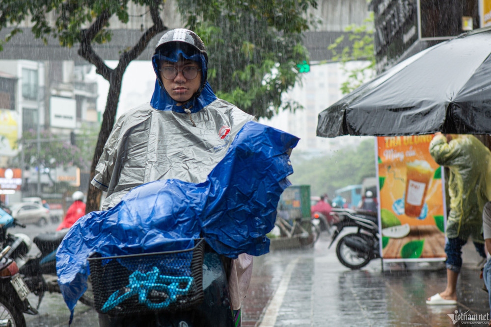 Thời tiết hôm nay 25/7: Hà Nội nắng gián đoạn, đêm có mưa rào và dông- Ảnh 1.