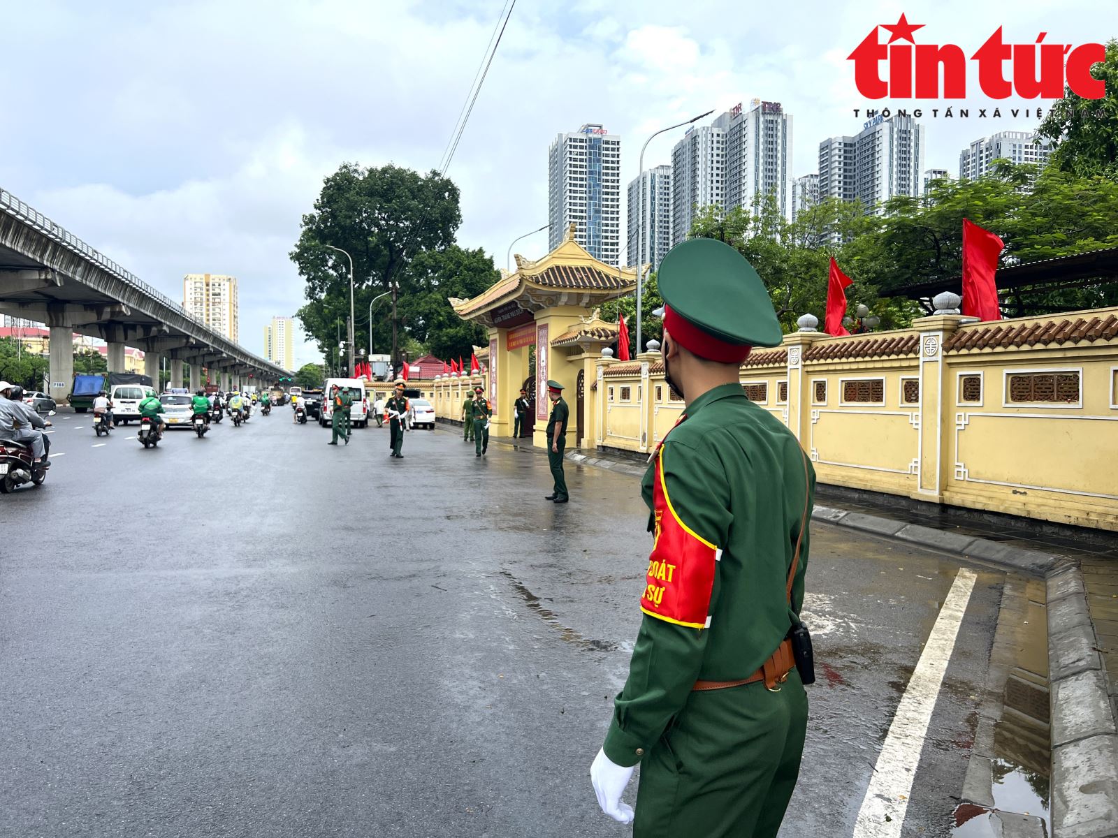 Người dân đến Nhà tang lễ Quốc gia trước ngày Quốc tang để tiễn biệt Tổng Bí thư Nguyễn Phú Trọng- Ảnh 7.