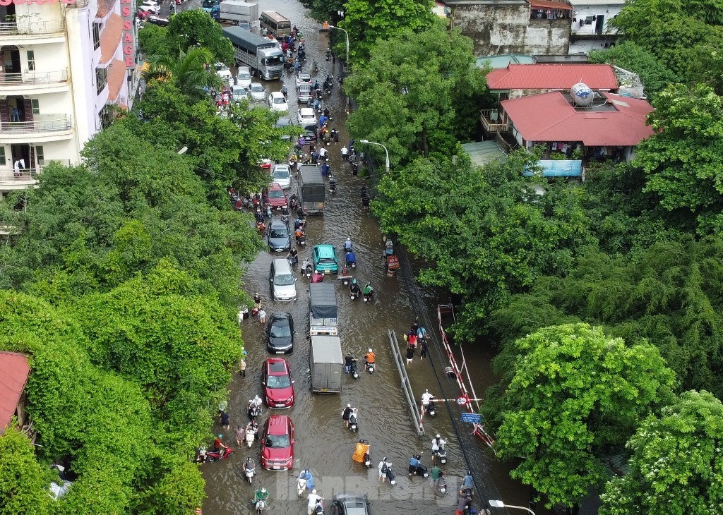 Phong tỏa nhiều tuyến phố Hà Nội do ngập nước kéo dài- Ảnh 10.