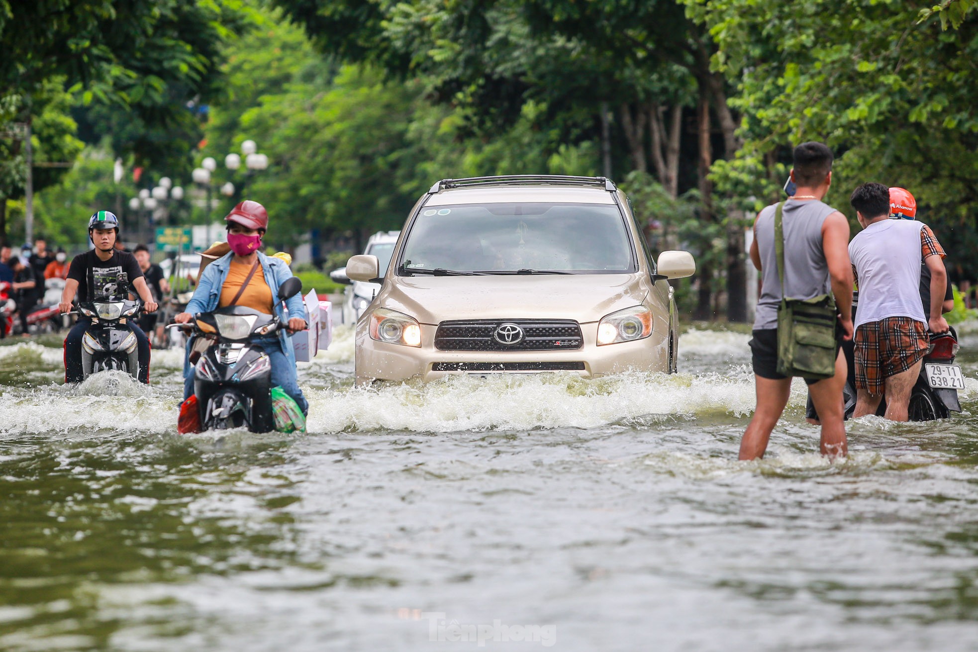 Người dân Hà Nội vừa đi vừa run khi đường và hồ 'hoà làm một'- Ảnh 19.